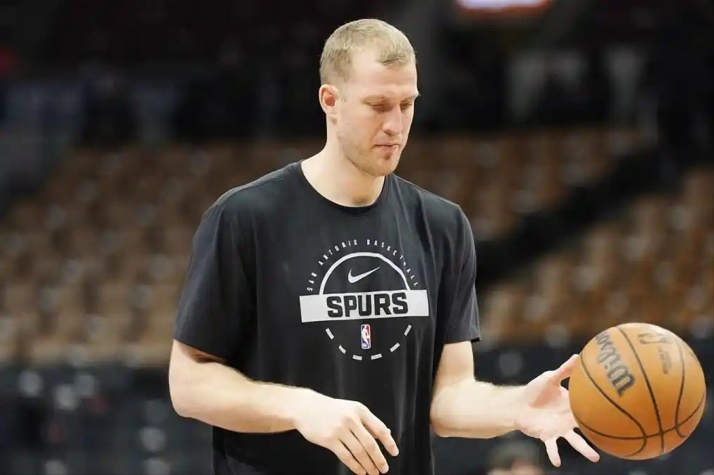 真人娱乐平台入口-一夜官宣3签1裁：马刺签约21篮板9助攻妖塔，25+10控卫签约步行者