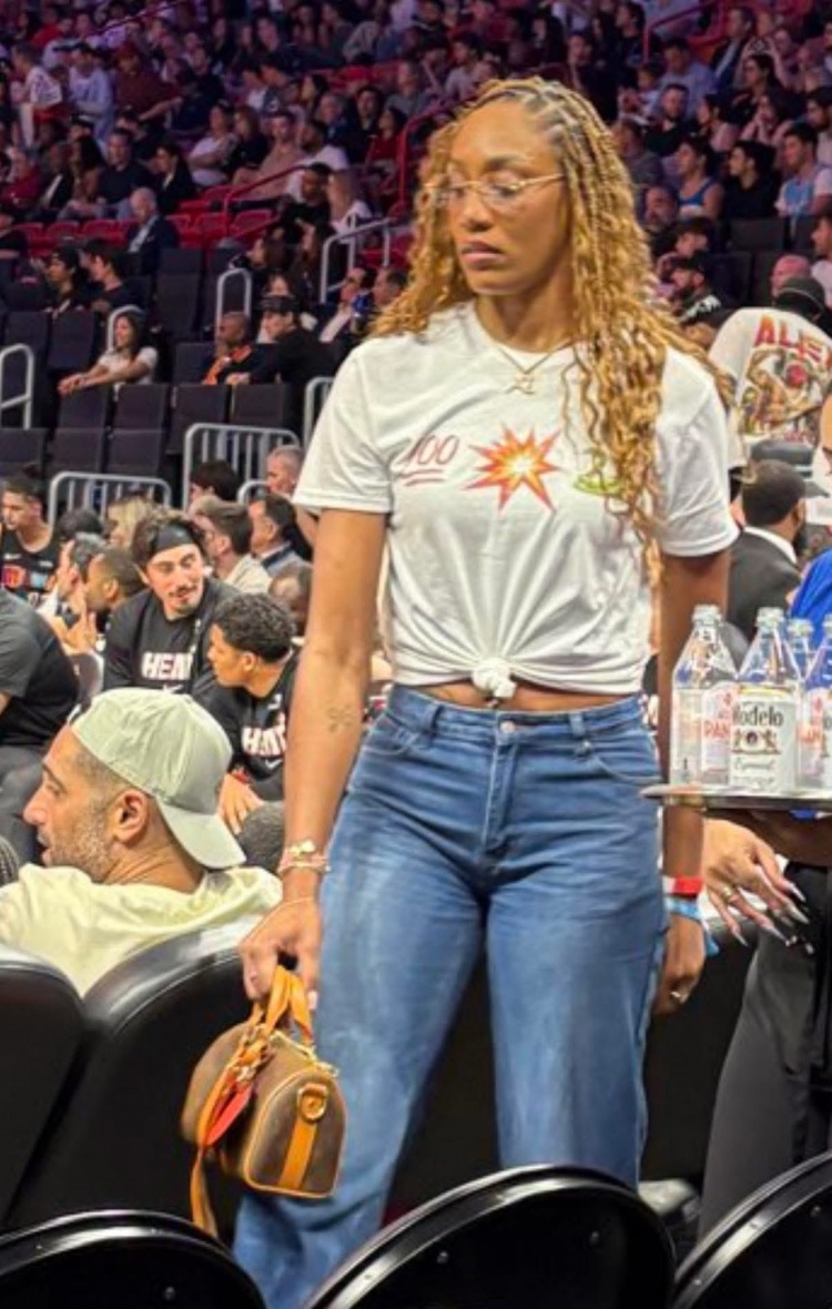 华体会体育-声援男友！阿贾·威尔逊穿趣味T恤：张伯伦、阿德巴约、科比